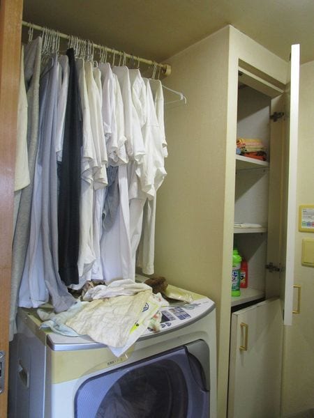 男性宅の様子。洗い上がりのワイシャツがきれいに整理されていた。