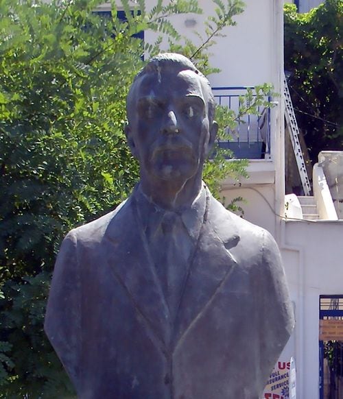 ギリシャ、レフカダ島のラフカディオ・ハーンの像