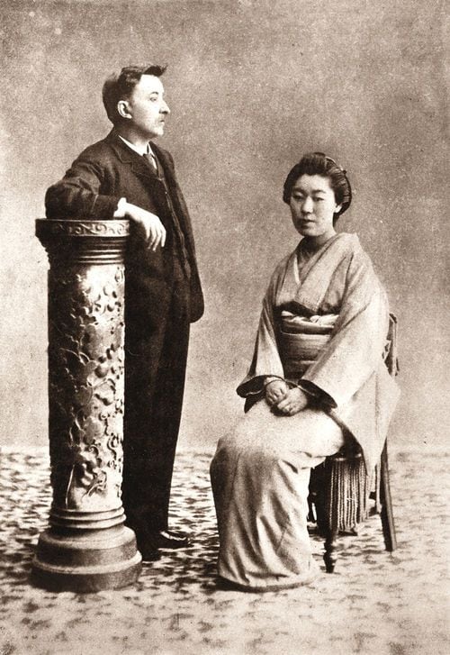 ラフカディオ・ハーン(小泉八雲)と妻セツ、1892年