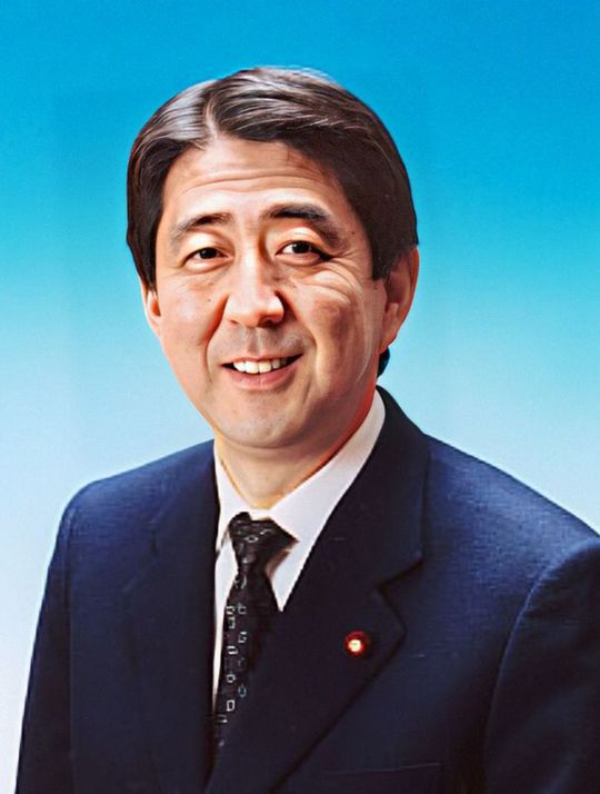 安倍晋三 内閣官房副長官時代（写真＝首相官邸／CC-BY-4.0／Wikimedia Commons）
