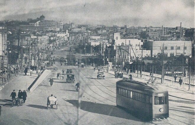 九段坂から見た駿河台キャンパス、3代目明治大学記念館（左上）、1930年