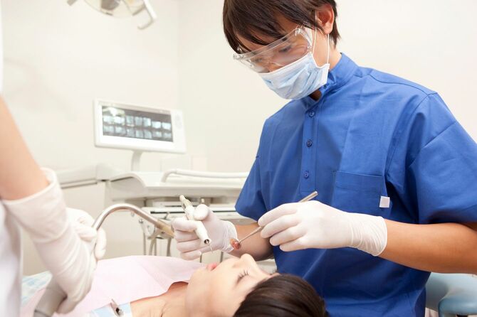 歯科にて治療を受ける女性