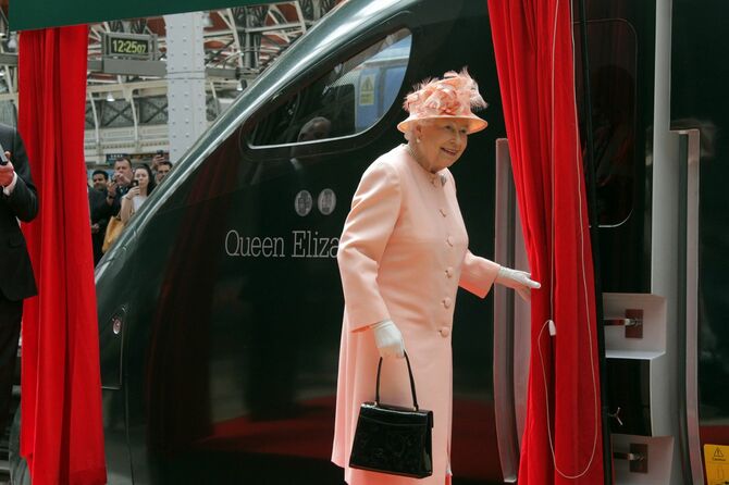 2017年6月、初の乗客としてIEP車両の特急に乗り込むエリザベス女王2世
