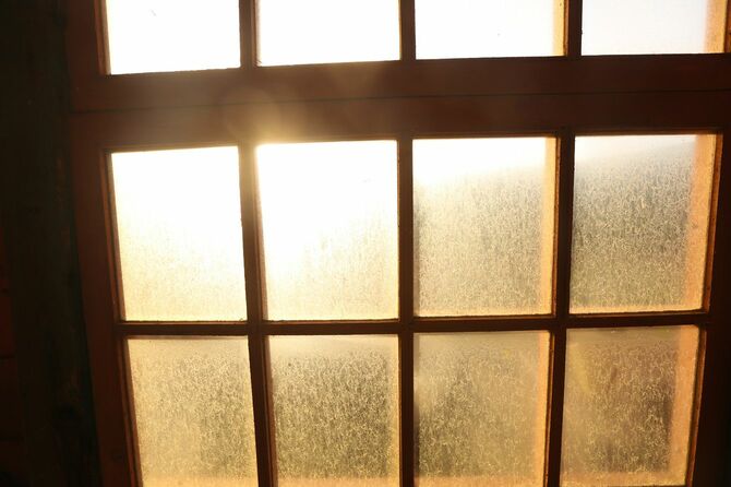 汚れた窓から陽が差し込んでいる