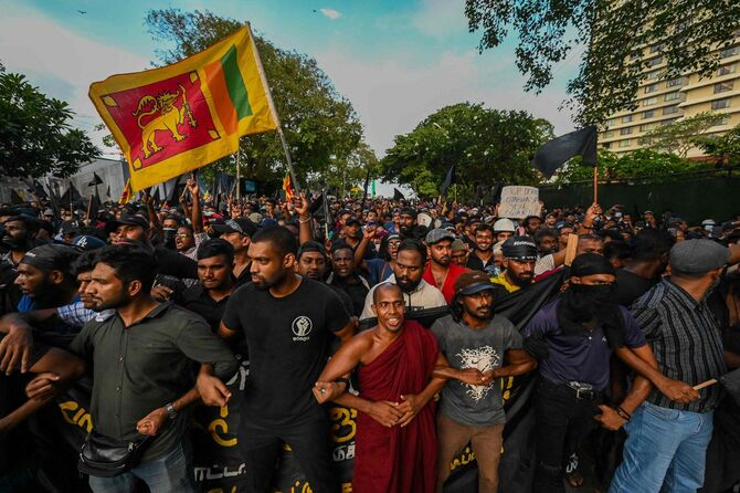 2022年5月28日、コロンボで、スリランカの深刻な経済危機をめぐり、ゴタバヤ・ラージャパクサ大統領の辞任を求める反政府デモの50日目に、デモ参加者がスローガンを叫ぶ。