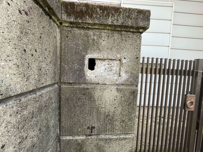 自宅売却後の山上一家の借家。表札は朽ち果てていた