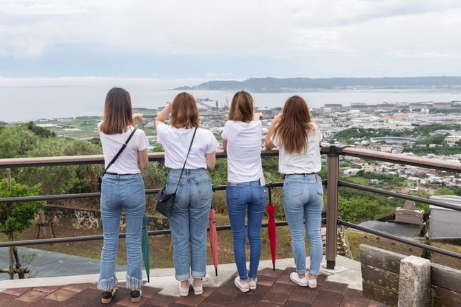 おそろで沖縄旅行を楽しむ女性グループ