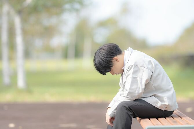 落ち込む会社員