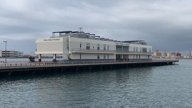 豪華客船が消え、ドライブスルー方式のPCR検査場になっている那覇クルーズターミナル＝2月28日、那覇市。