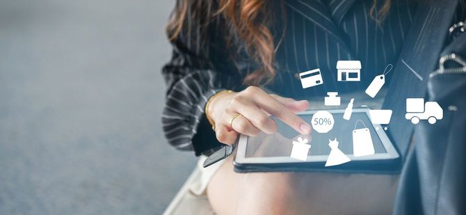 タブレットでブラックフライデーのお買い物を検討している女性の手元