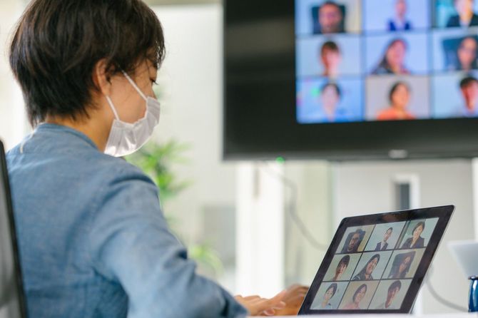 オンライン会議に出席する女性