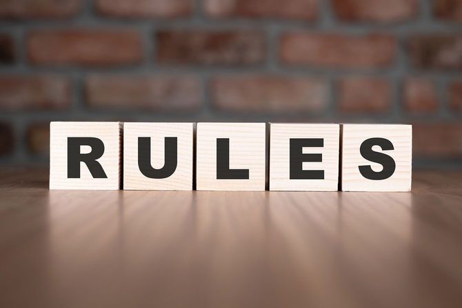 「RULES」と書かれた木製ブロック