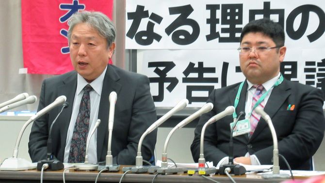 契約継続を訴える大阪府東大阪市のセブン加盟店オーナー、松本実敏氏（左）＝2019年12月27日午後、東京都江東区