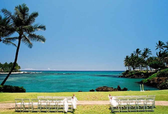 ビーチウェディングの準備が済んでいる会場