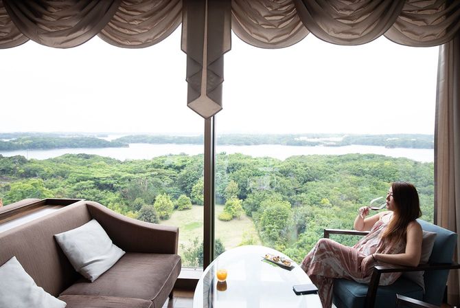 休日にワインを飲みながらリラックスしている女性