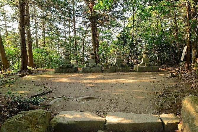 信雄四代の供養塔が並ぶ、奥の一段上がった平坦地