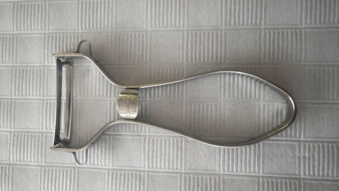 下村工業「プログレード　快速ピーラー」1400円