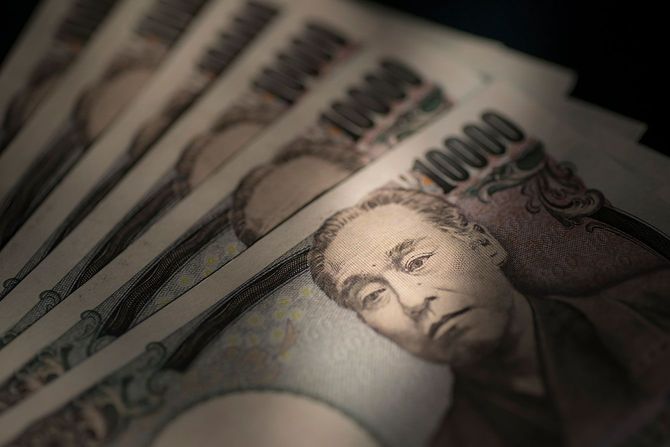 福澤諭吉の肖像が描かれている1万円札