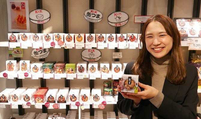 「缶つま」商品開発担当の青木杏里さん（国分グループ本社1階の国分発セレクトショップ「ROJI日本橋」にて）