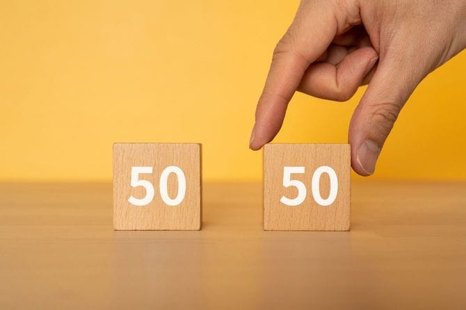 50、50のキューブのイメージ