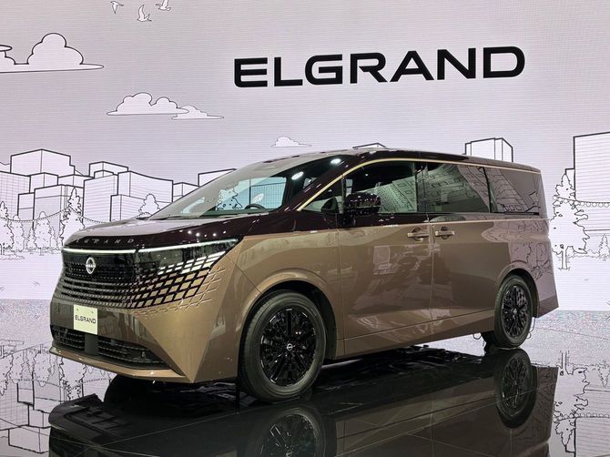 10月31日〜11月9日（一般公開）の日程で開催された「JAPAN MOBILITY SHOW 2025」のラウンドミーティングで展示された日産の大型ミニバン「エルグランド」