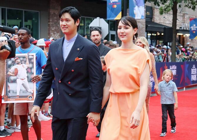 米大リーグ球宴/レッドカーペットを歩く大谷と真美子さん