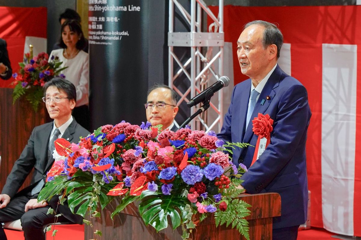 開業前に執り行われた竣功開業式典で祝辞を述べる菅義偉元総理