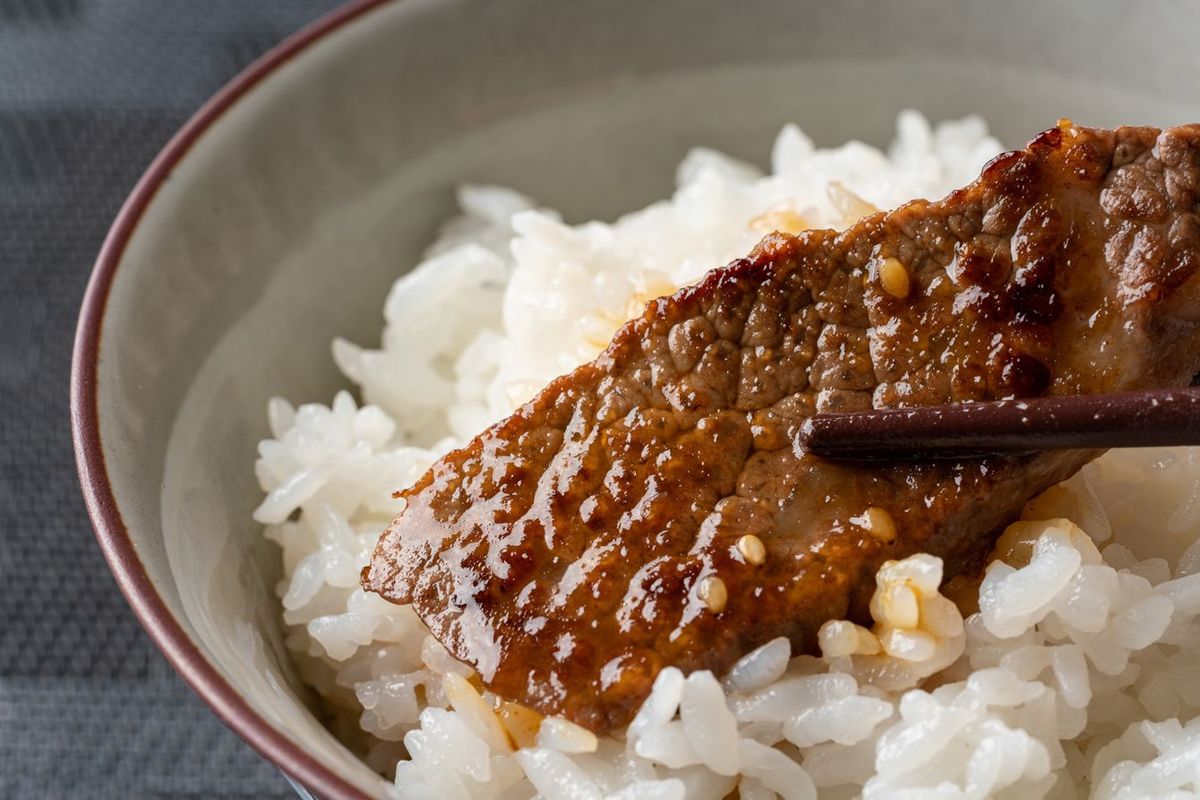 焼肉をご飯の上に