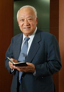 <strong>日本ゼオン相談役 中野克彦<br></strong>1933年生まれ。56年慶應義塾大学経済学部卒業後、日本ゼオン入社。93年社長に就任。創業事業からの撤退を決断し、高機能材料に経営資源を配分、現在の事業構造を確立した。大学ではアイスホッケー部に所属し、日本代表にも選出されたほどの腕前。2007年から相談役に就任。