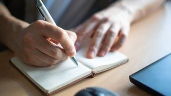 ｢所得や学歴よりも自己決定が幸福につながる｣…"人生でやりたいこと100リスト"を書くと人生が激変するワケ