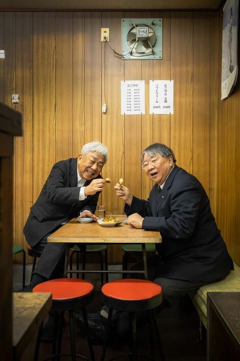 mother ha.ha代表理事で吉本興業ホールディングス前代表取締役会長の大崎洋さん（左）、大阪けいさつ病院総長の澤芳樹さん（右）