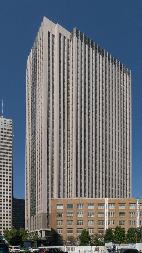 文部科学省が入る霞が関コモンゲート東館(中央合同庁舎第7号館)。手前に旧文部省庁舎