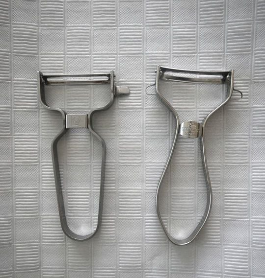 パール金属のピーラー（左）と下村工業のピーラー（右）は持ち手の形状が異なる。