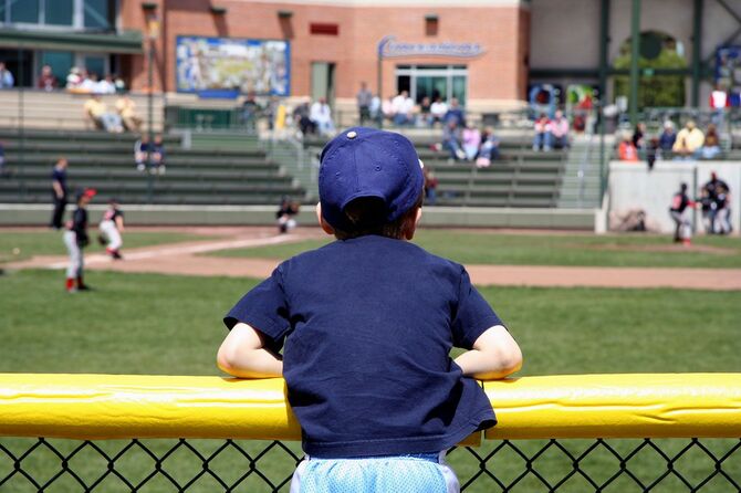 野球の試合を見ている少年