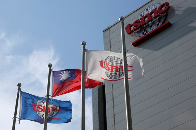 台湾のシリコンバレーと呼ばれる新竹市にある、半導体受託生産の世界最大手TSMCの本社ビル（2017年10月5日）