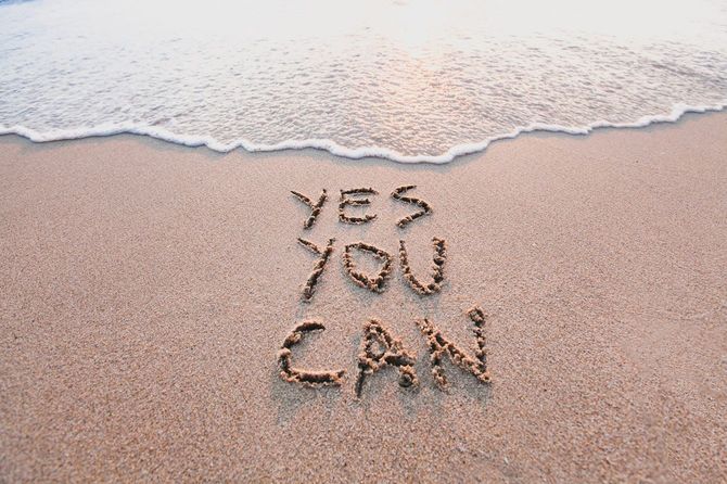 打ち寄せる砂浜に「yes you can」の文字