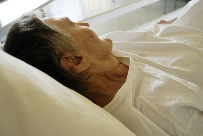 ベッドに寝ている老人