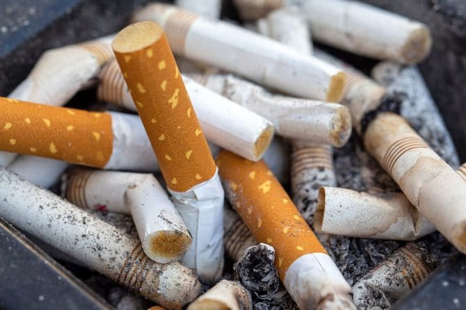 灰皿いっぱいのたばこの吸い殻