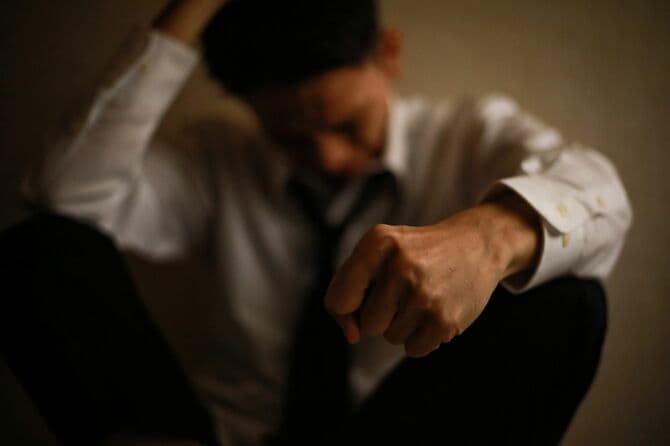 後悔に耐える男