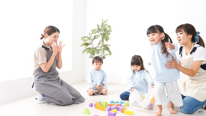 保育士と子供たち