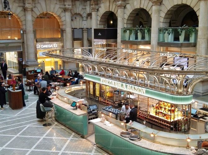 王立証券取引所内のカフェバーは、シティで働く人々でいつもにぎわっている。