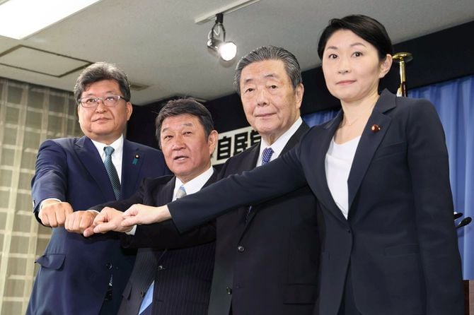 記者会見を終え、撮影に応じる自民党新4役の（左から）萩生田光一政調会長、茂木敏充幹事長、森山裕総務会長、小渕優子選対委員長＝2023年9月13日午前、東京・永田町の同党本部