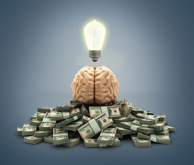 脳、電球、札束