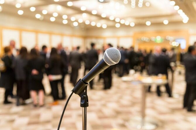 屋内のイベント会場に設置されたマイク