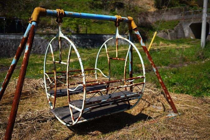 使われなくなって久しい、朽ちゆく遊具