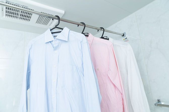 浴室乾燥機のついた浴室に干されたシャツ