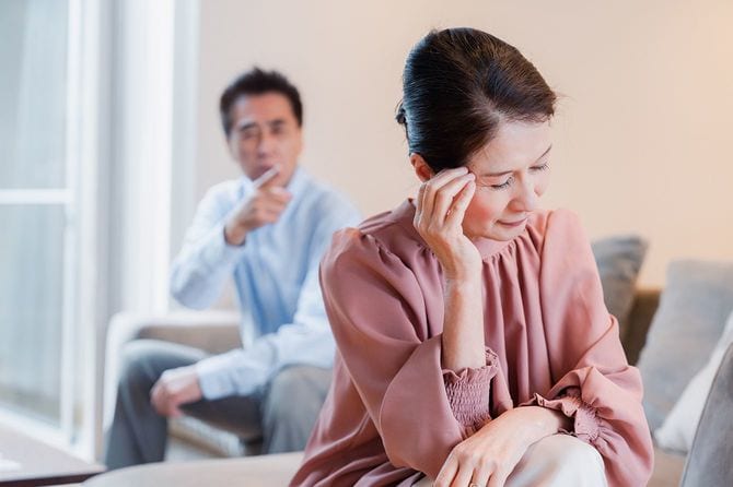 家で喧嘩する老夫婦