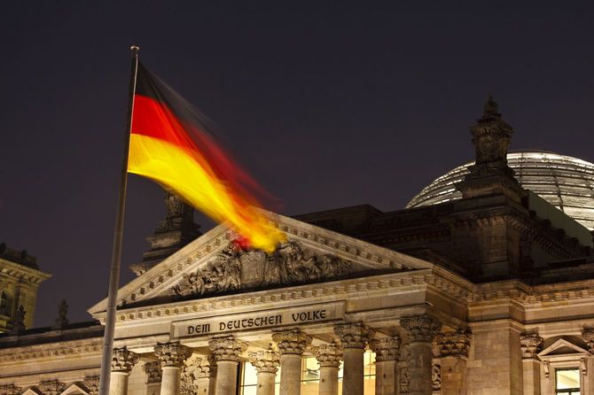 ドイツ国旗を掲げた夜のベルリンの国会議事堂