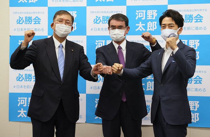総裁選必勝を期す会でポーズを取る（左から）自民党の石破茂元幹事長、河野太郎規制改革担当相、小泉進次郎環境相