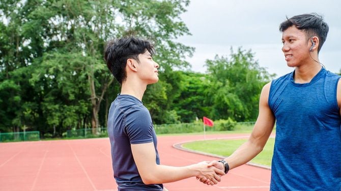 出走前に握手を交わし友情を築く2人のアスリート